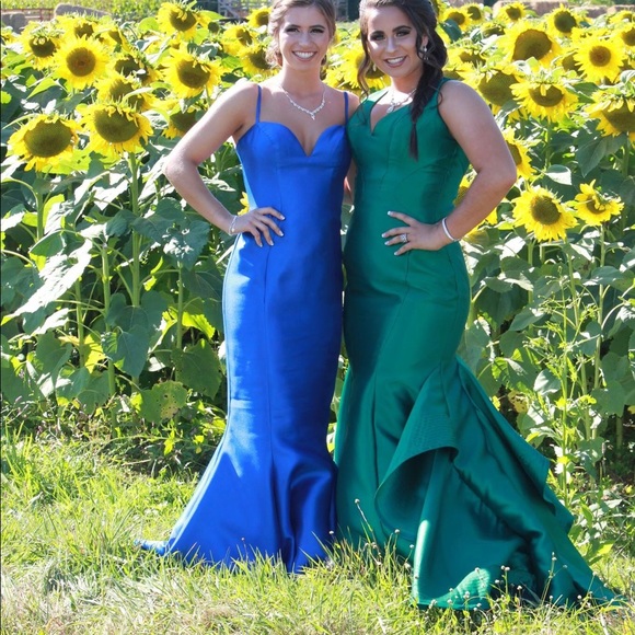 Emerald green prom dress - Picture 3 of 7